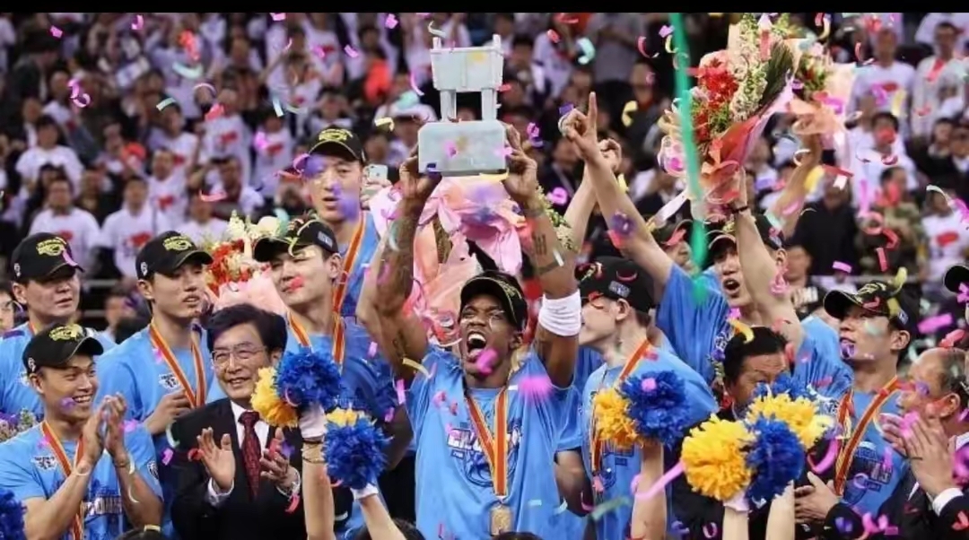 AYX-Rookie迎来五赛季出色发挥，湖人观众热烈欢呼！