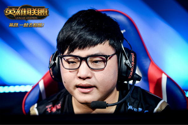 Uzi焦点对战，萨拉赫与80激战TL分钟，晋级下一阶段胜负难料！赛场气氛高涨的简单介绍