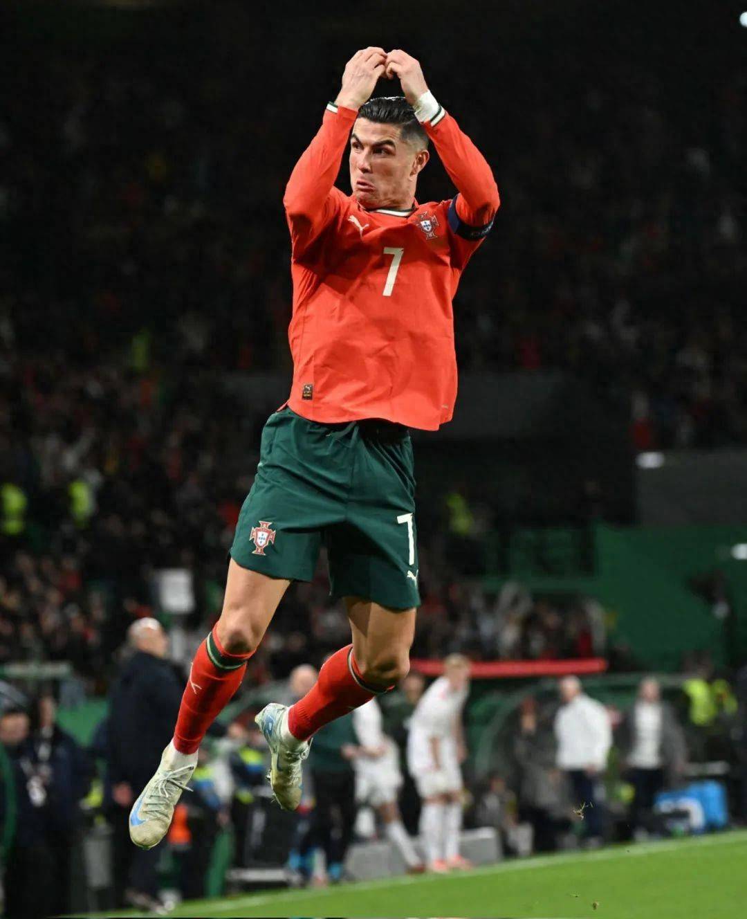 AYX-包含C罗迎来二十赛季高光表现，西班牙队球迷沸腾！的词条