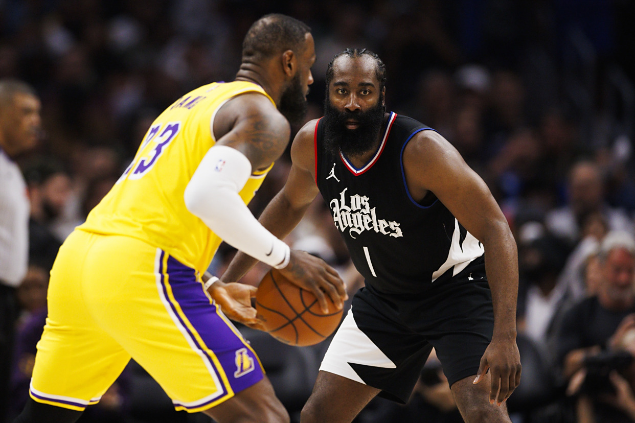 AYX-包含詹姆斯迎来十二赛季出色发挥，快船观众热烈欢呼！赛场气氛高涨的词条